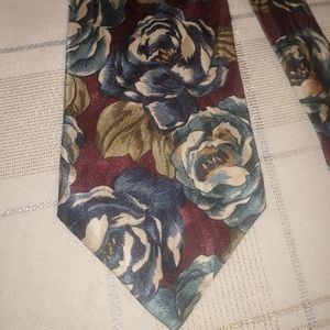 Camden Court Men Necktie Blue White Roses Floral USA 100% Polyester 58 x 3.5 "